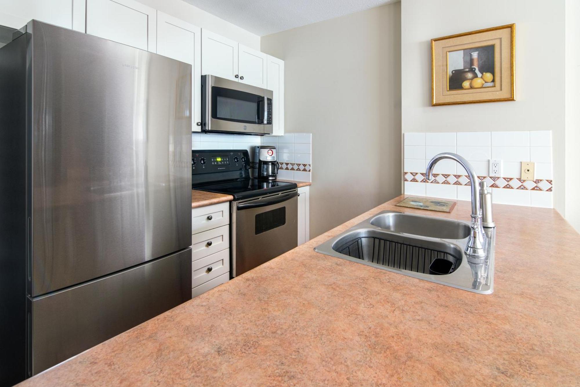 Town Plaza Suites By Golden Dreams Whistler Exterior photo